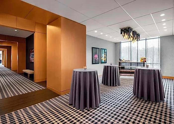 The Oaklander Hotel, Autograph Collection 3*